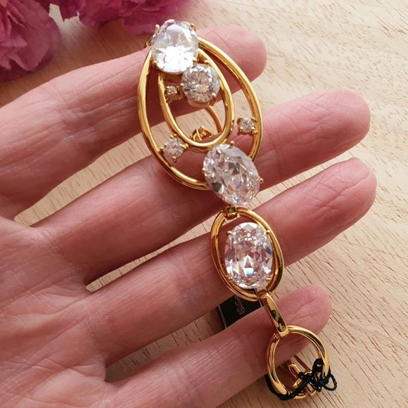 "Scandalous" Gold Swarovski Crystal Bracelet - Picture 4 of 8